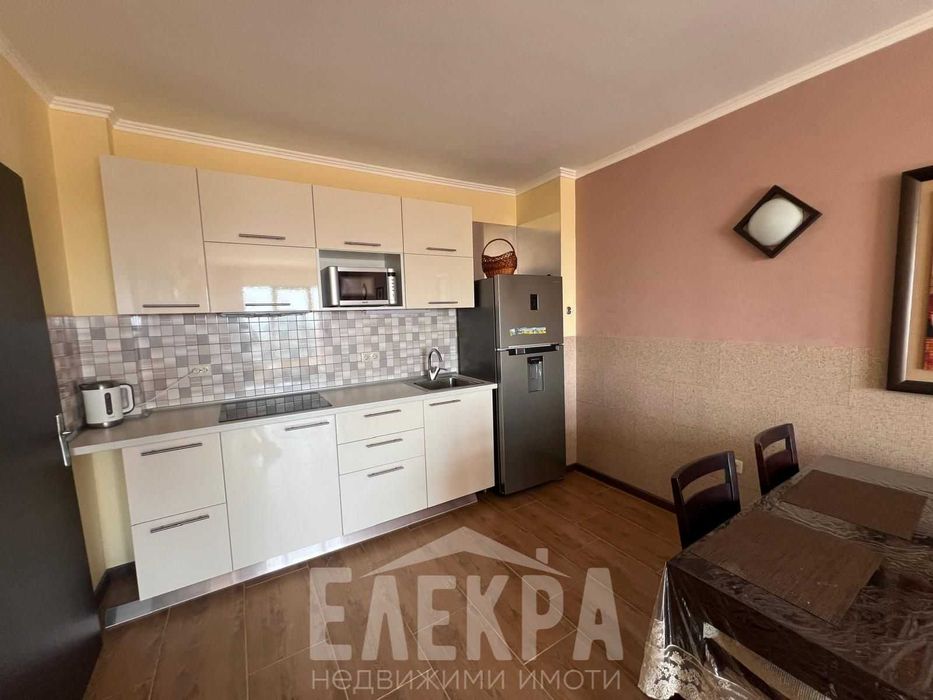 Тристаен , обзаведен апартамент на метри от плажа