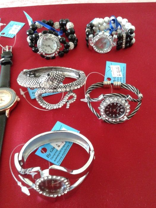 Намалени от 27лв-ХИТ Дамски ръчен часовник, с брокат