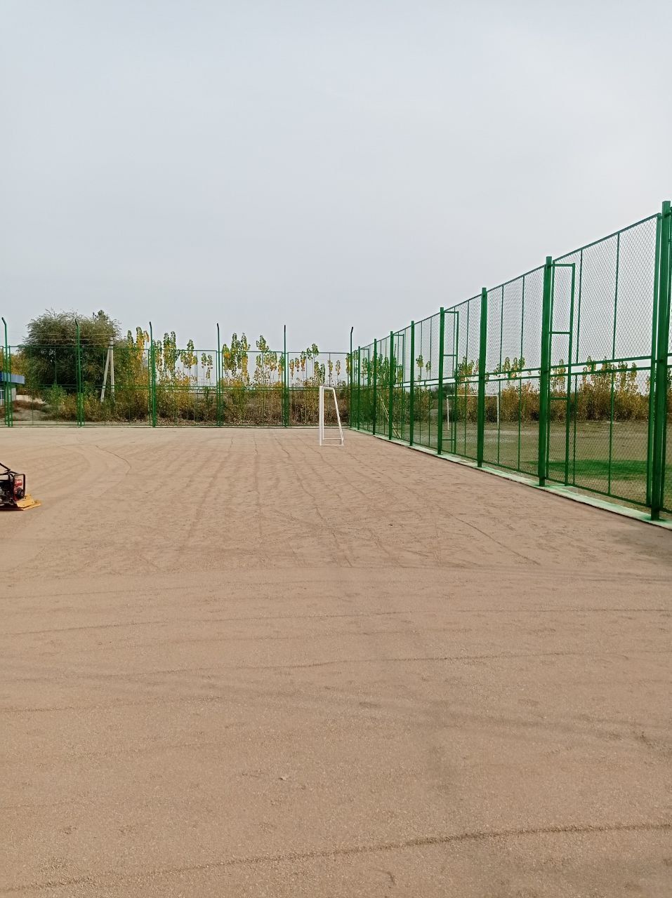 Stadion qurish suniy polya Gazon ustanofka.