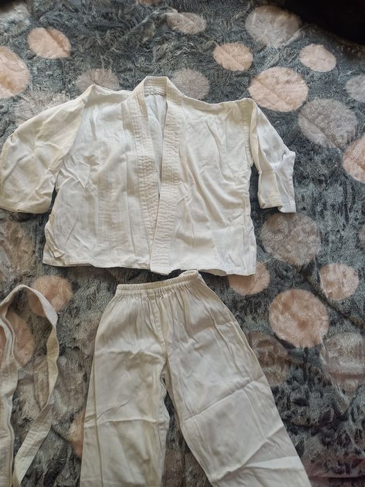 Карате  кийимча. 2 ёшдан 6 ёшгача булади. Холати яхши,йиртилмаган. Ок