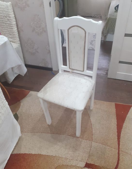 Стол и 6 стули с накидками