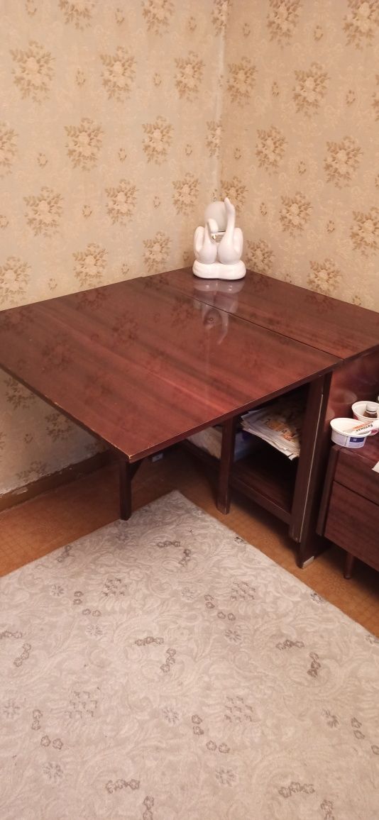 Продам советские диван и стол-книжку.