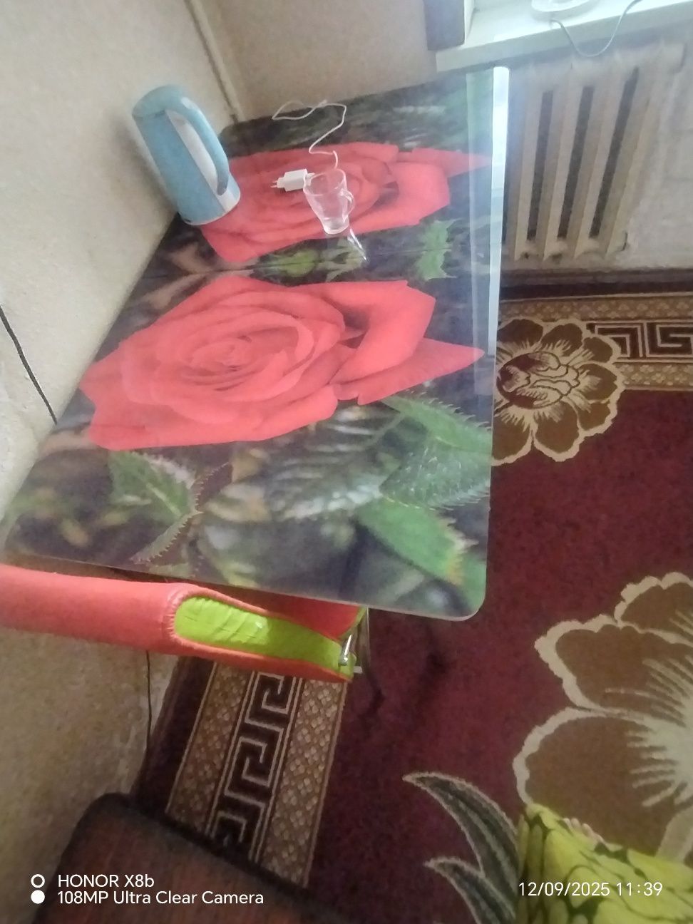 Stol stulari bilan 4 ta stuli bor