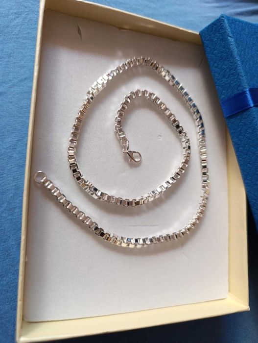 Нов, масивен и дълъг, сребърен ланец в подаръчна кутия за подарък