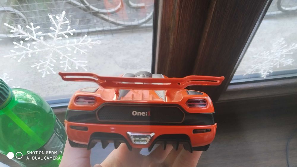 Машинка игрушка.