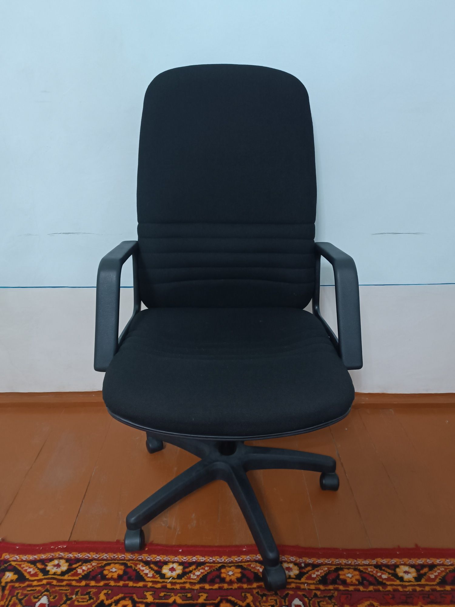 Офисной кресло сотилади