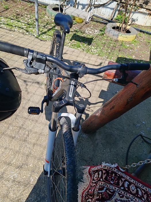 Vând bicicleta cu casca