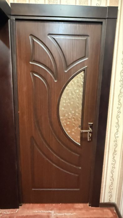 Между комнатные дверь