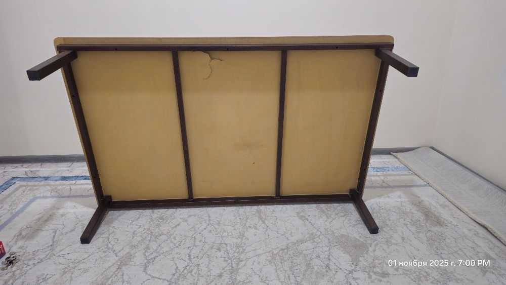 Стол сотилади. Профиль