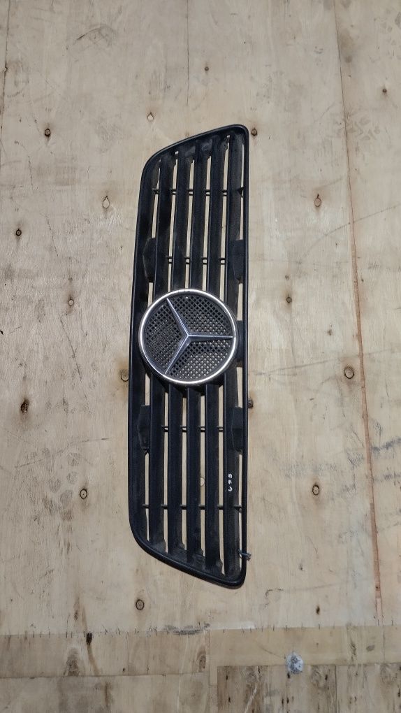 Решетка радиатора Mercedes benz MB100 w661