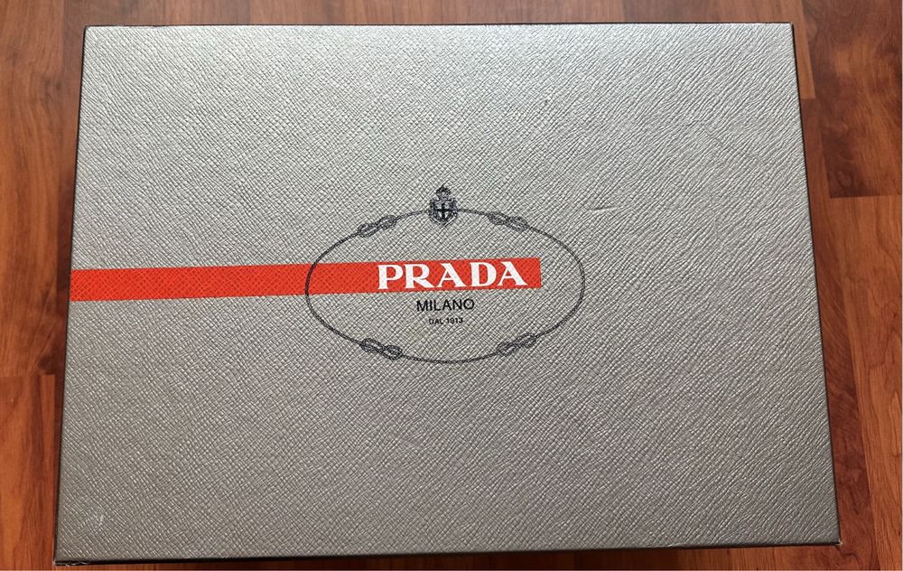 Pantofi sport Prada la cutie