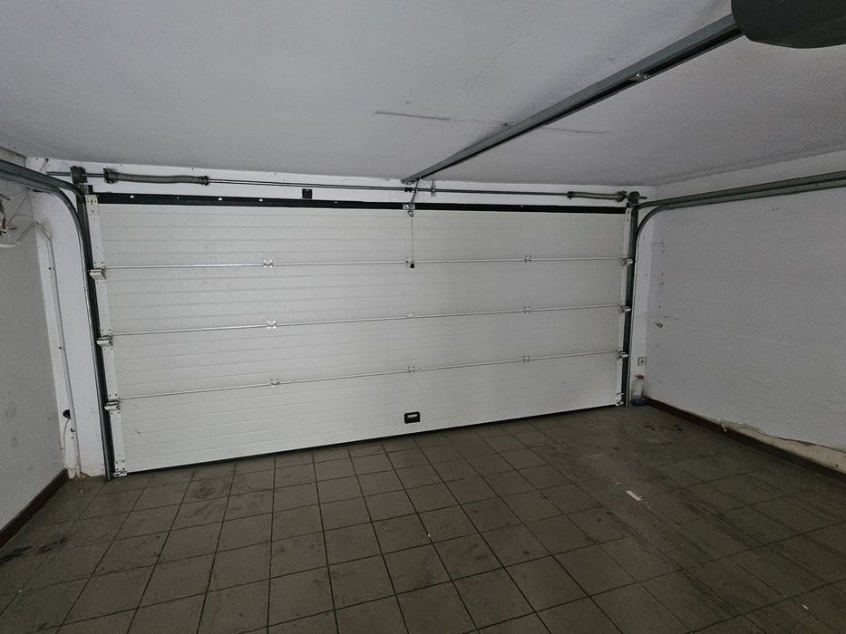 Usa de garaj cu deschidere electrica