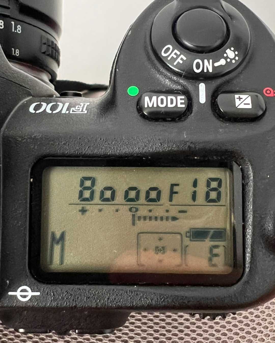 Nikon F100 + Obiectiv Nikkor AF-D 50mm f/1.8