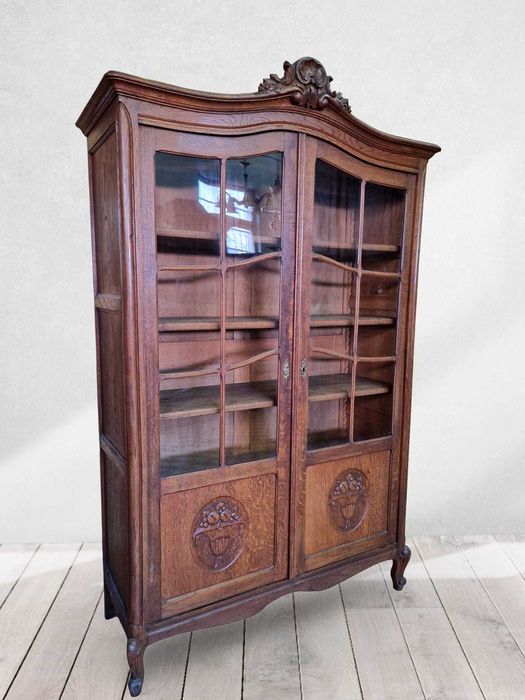 Дъбова витринна библиотека с фина дърворезба