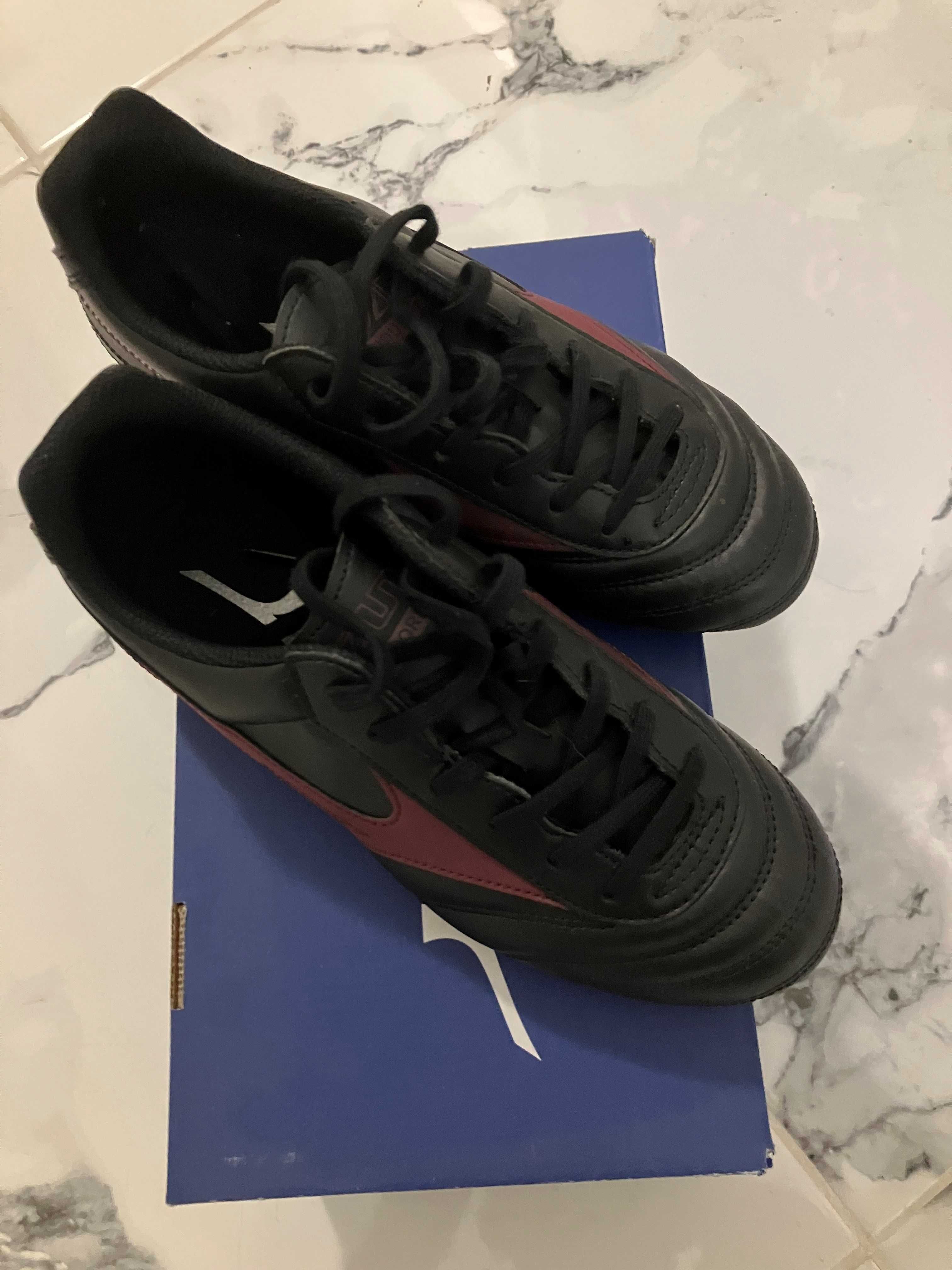 Mizuno Обувки за футбол Morelia II Club 24 Jr
