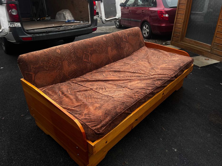 Kihúzhatós kanapé megkímélt állapotban