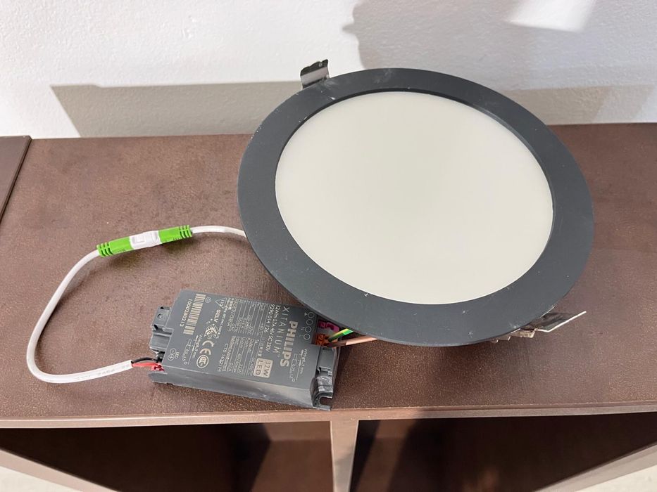 Stoc 50 Buc. Spot LED Philips cu Driver Xitanium 32W Aplică Plafonieră