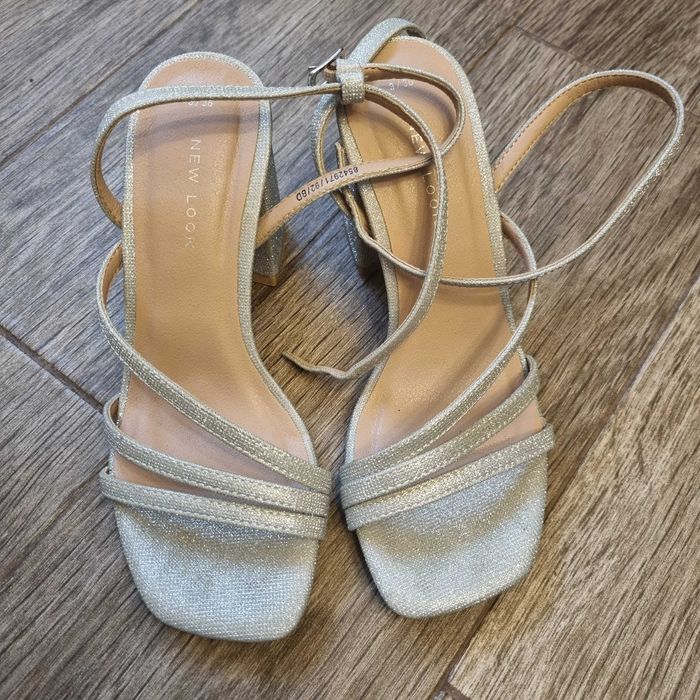 Sandale elegante pentru ocazii speciale.