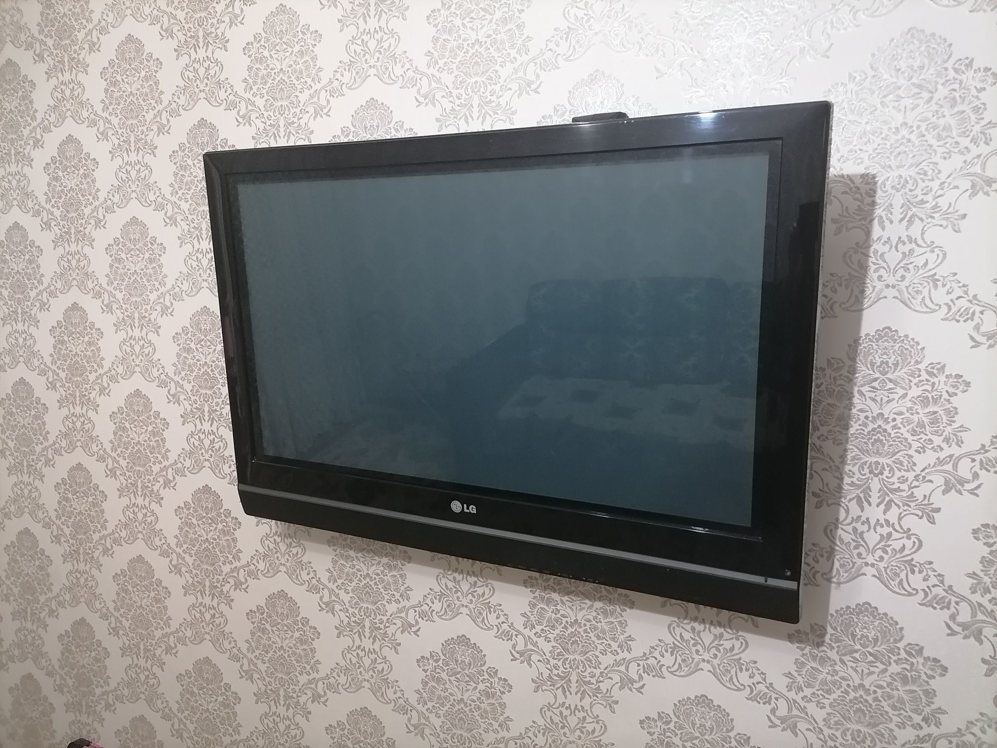 Телевизор (не работает, экран не показывает)