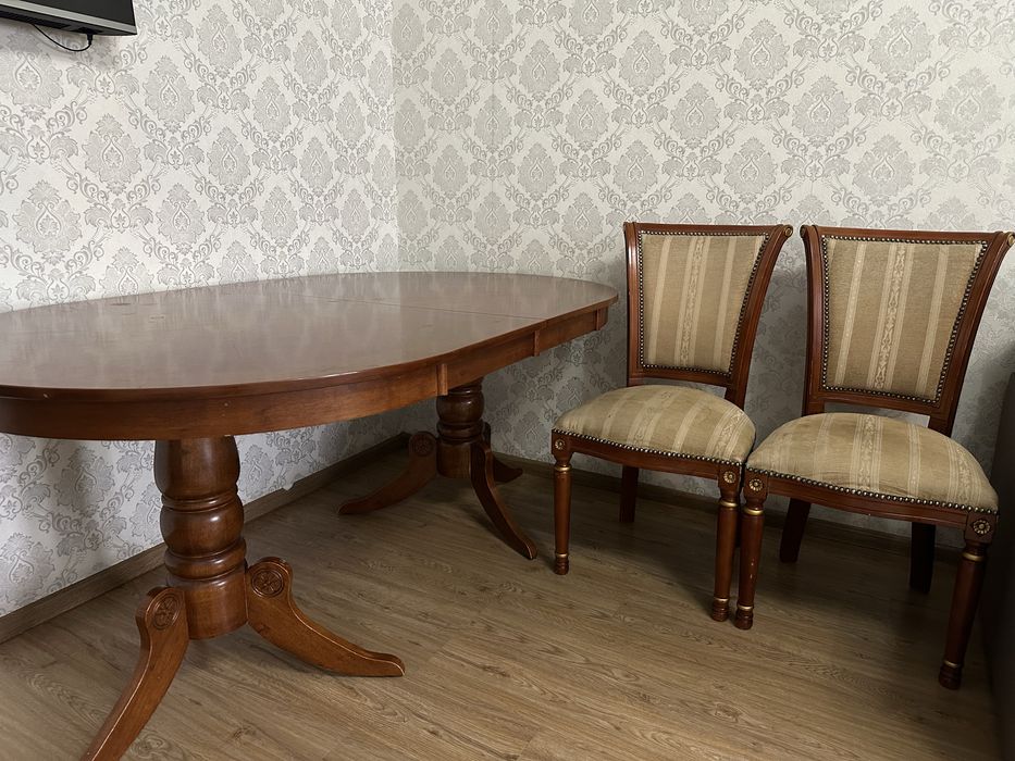 продается стол и стулья