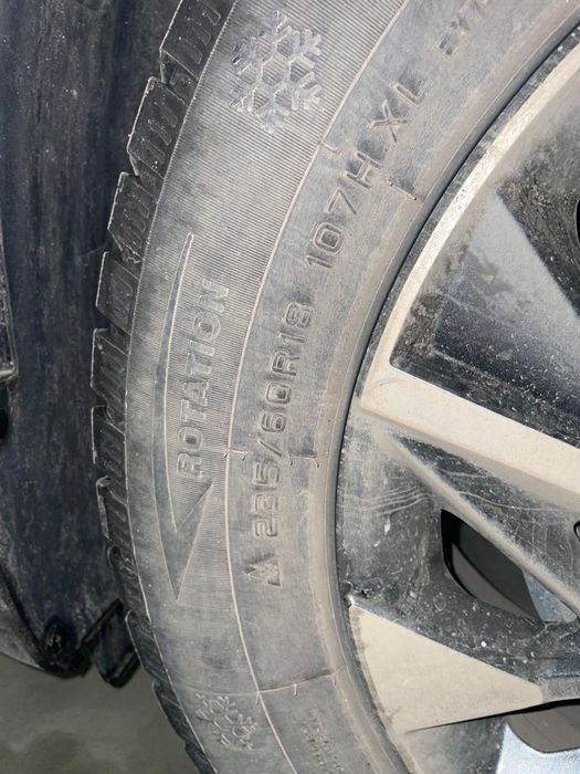 Продам шипованную резину размером 235/60/R18
