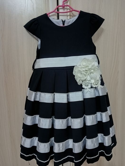 Продам платье на 4 г.