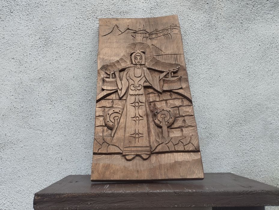 Дърворезба / Пано "Мома с кобилица "