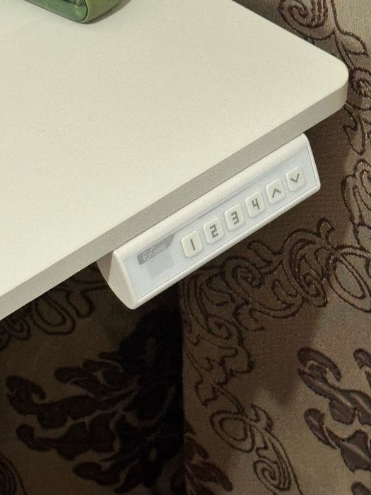 Birou alb reglabil electric 72-118 cm. Dimensiuni: 100x60