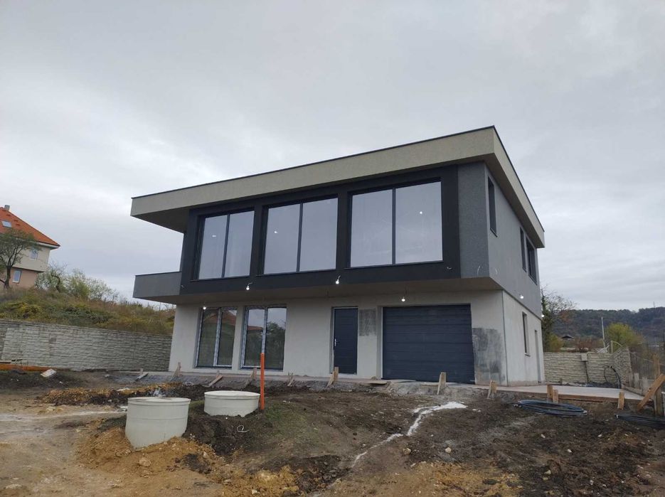 БЕЗ КОМИСИОНА двуетажна къща в кв. Изгрев в самостоятелен парцел