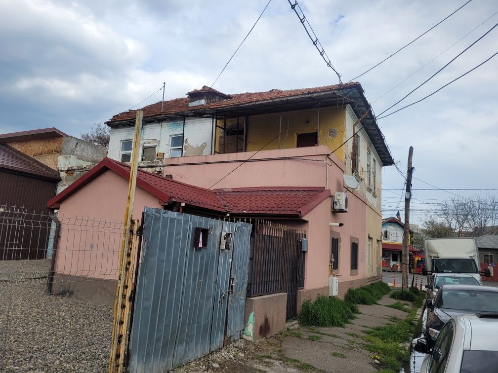 Vând casa zona centrala