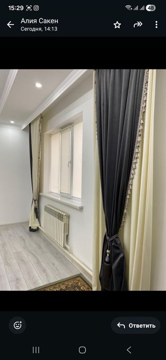 Оконный жалюзи в хорошем состояний