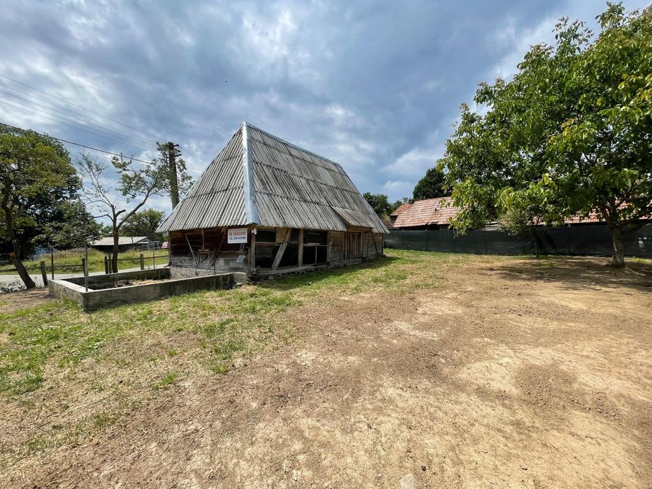 Vând  casă ( loc de casa )cu șură de lemn in com bătrâna ținutul padur