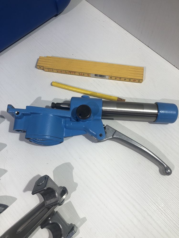 Presă hidraulică de îndoit țevi Geberit 16-32mm