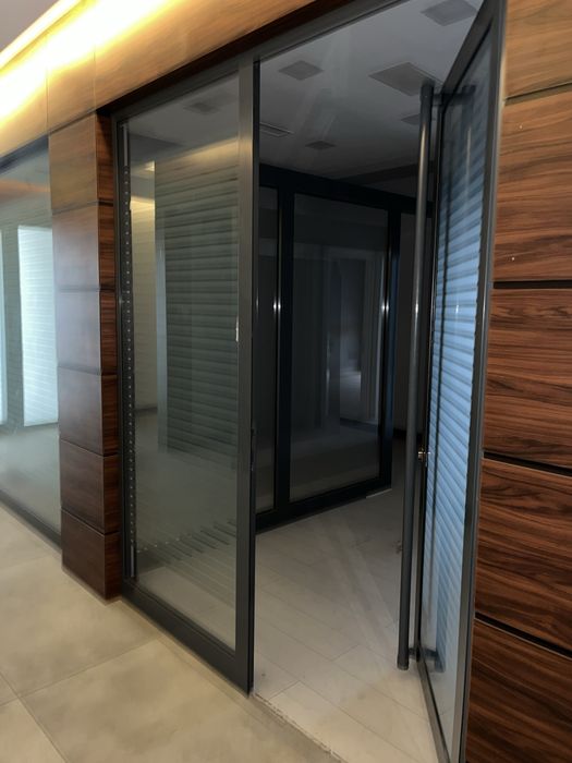 Стеклянные двери перегородки витрины для магазинов и бизнес центров