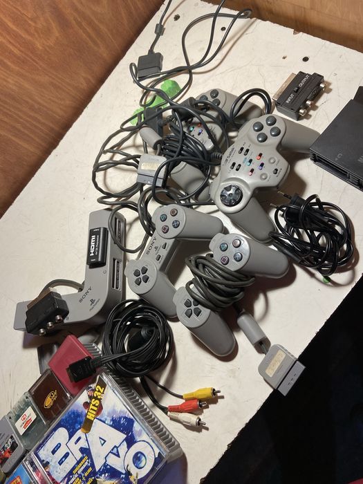 Dau PlayStation 1 Sony cu tot jocuri la el schimb doar cu un telefon