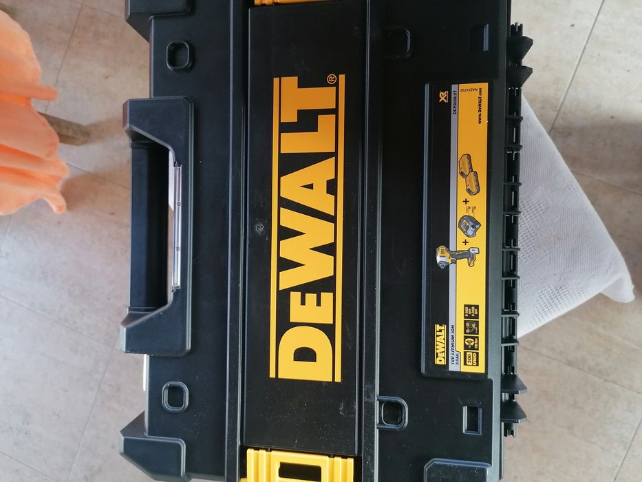 Șurubelnița cu impact Dewalt DCF809L2T
