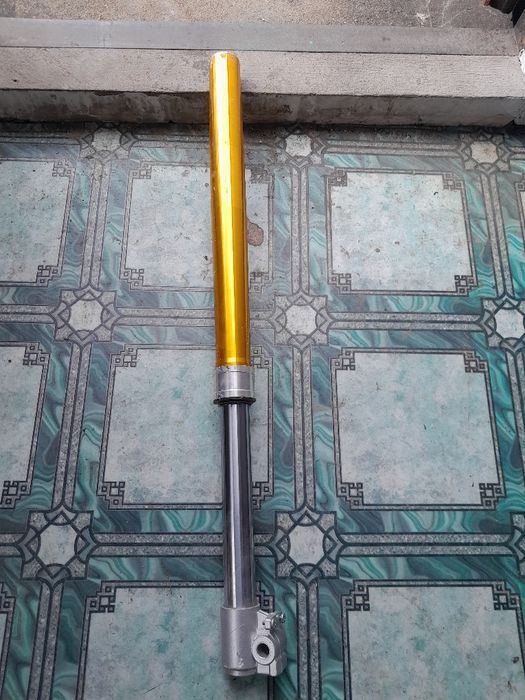 Передний амортизатор