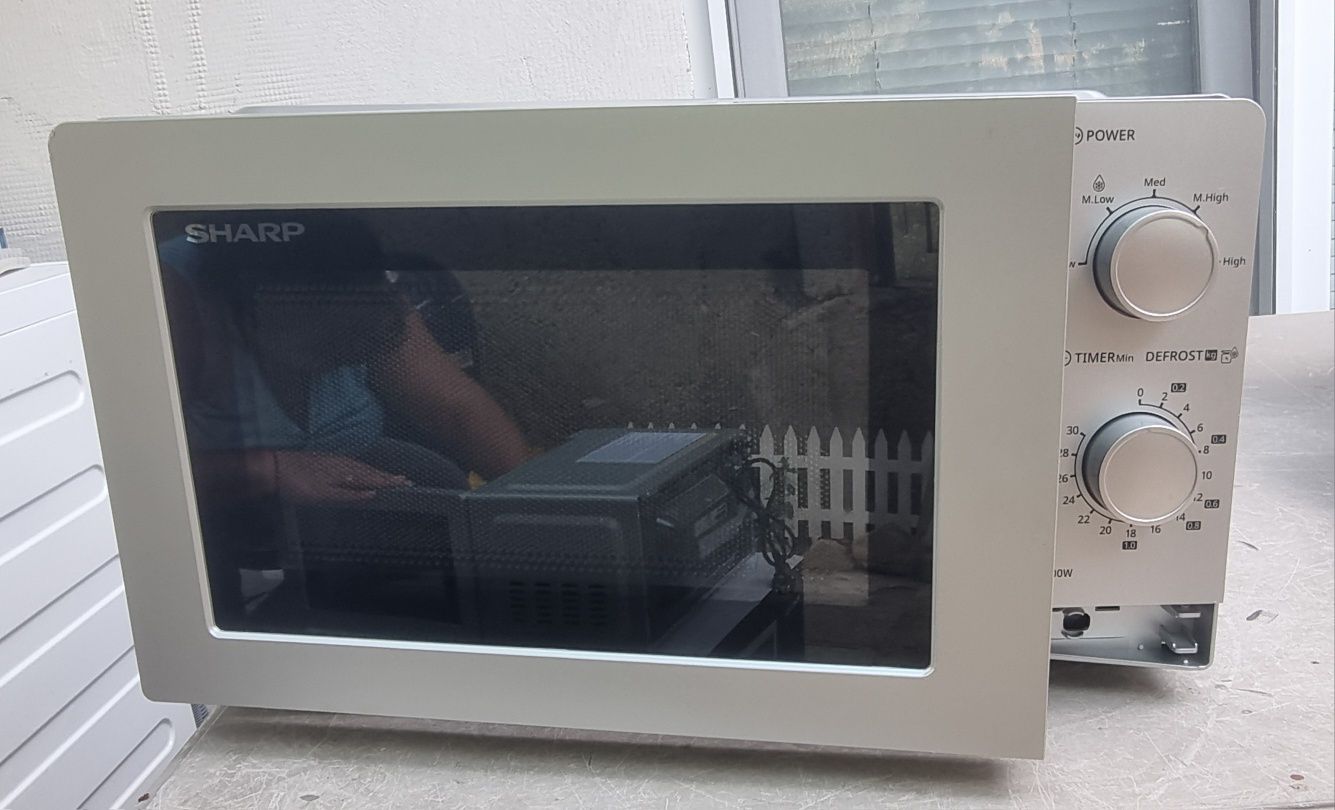 Микровълнова Sharp 18L 700w за части