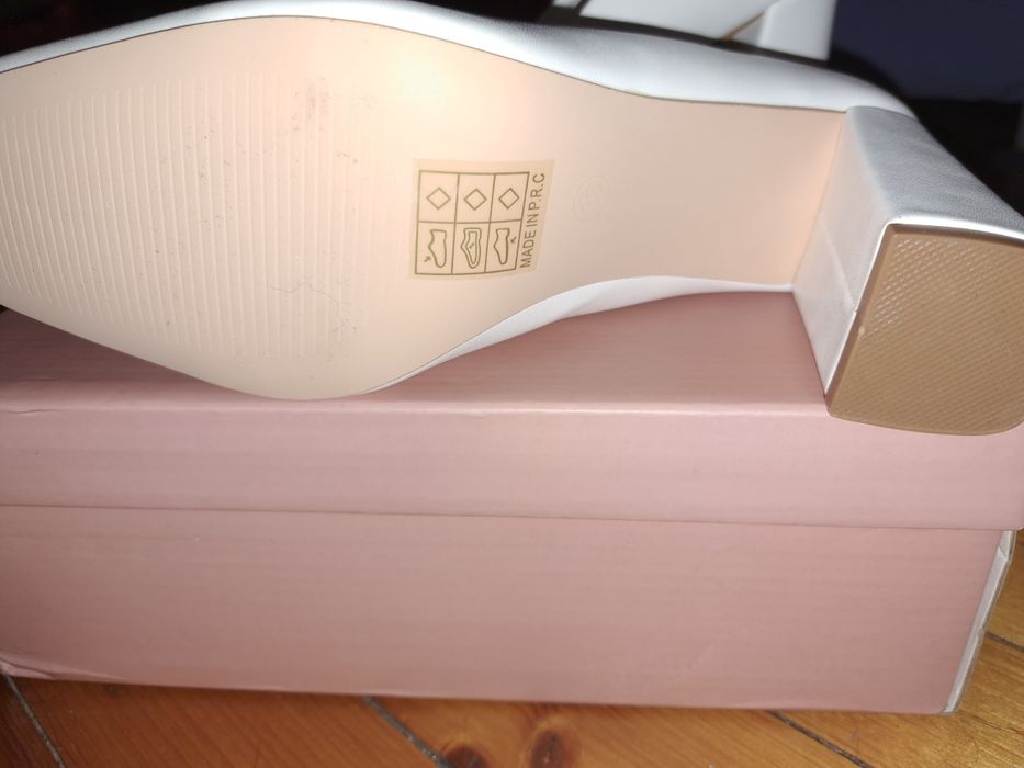 Бели дамски обувки