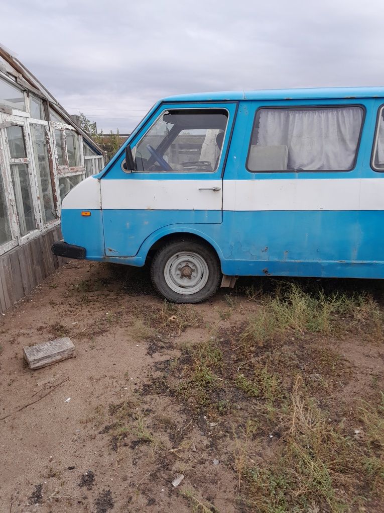 Продам машину марки Раф.