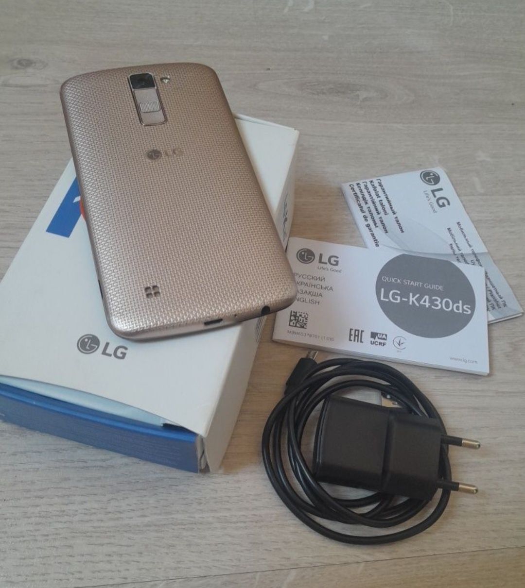 Телефон LG K10, LTE, черного цвета, с золотистой крышкой корпуса.