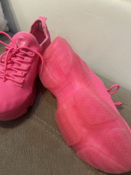 Цикламени маратонки