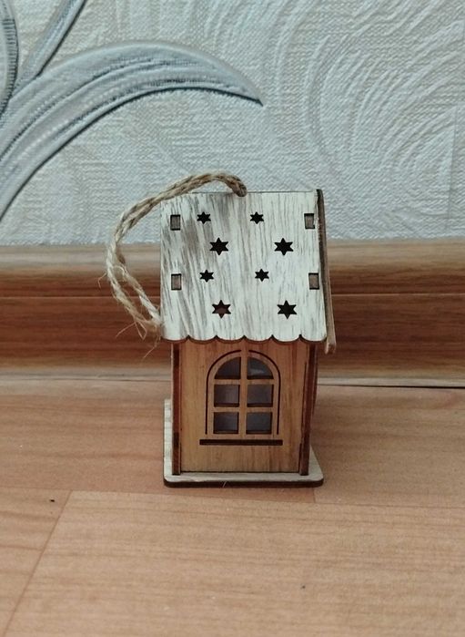 Светящийся домик, внутри свеча