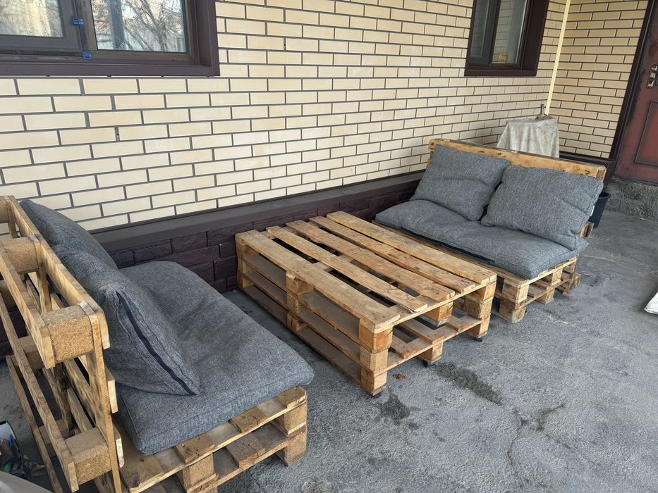 Продам 2 дивана 1 с тол с полетов.