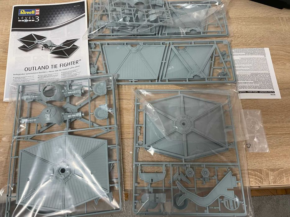 Macheta de asamblat Star Wars Mandalorian Outland Tie Fighter Revell