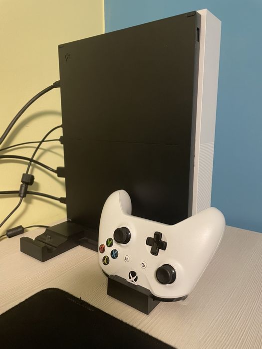 Конзола Xbox One S 1 TB +слушалки Logitech,зарядна станция и контролер