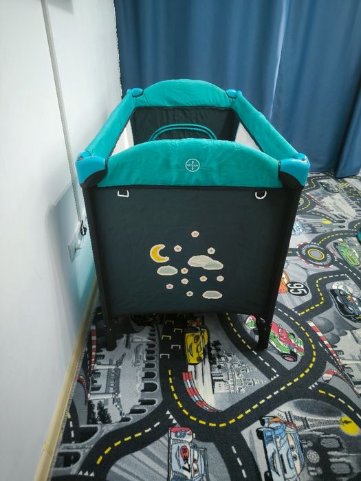 Pătuț pliabil pe două nivele