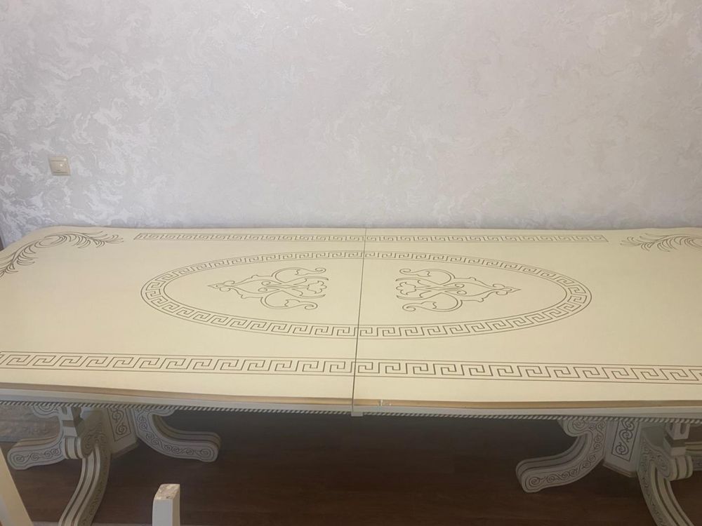 продается стол цена 80.00