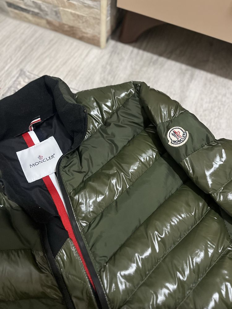 Яке Moncler