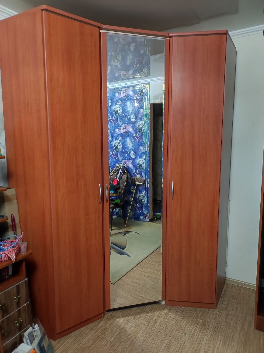 Срочно продам шкаф угловой